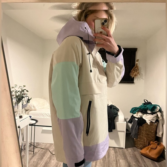 COPY - Woman’s full ski/snowboard jacket. Size medium, fits oversize. Very warm. - Picture 3 of 12